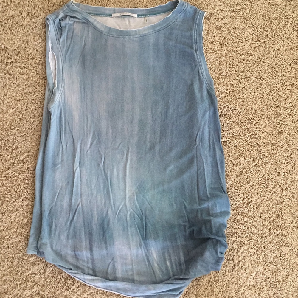Tank top with a knot on the bottom side. - Picture 1 of 2